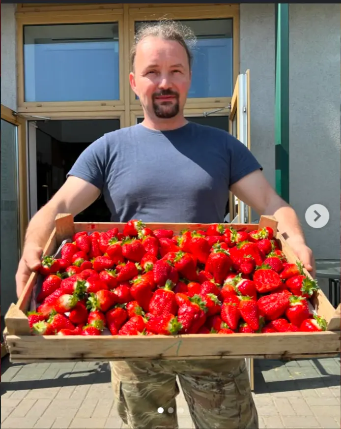 Tržnica Michalovce – domáce jahody na pulte farmára